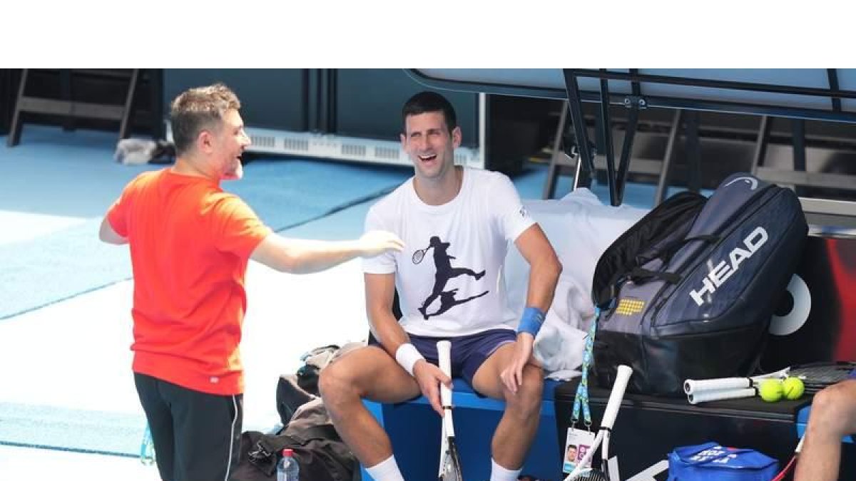 El tenista serbio Novak Djokovic se entrenó en una de las pistas del Abierto de Australia. BARBOUR