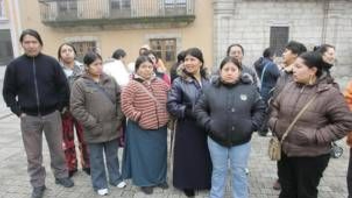 Vendedores afectados por la negativa del Ayuntamiento al mercadillo del paseo de San Antonio