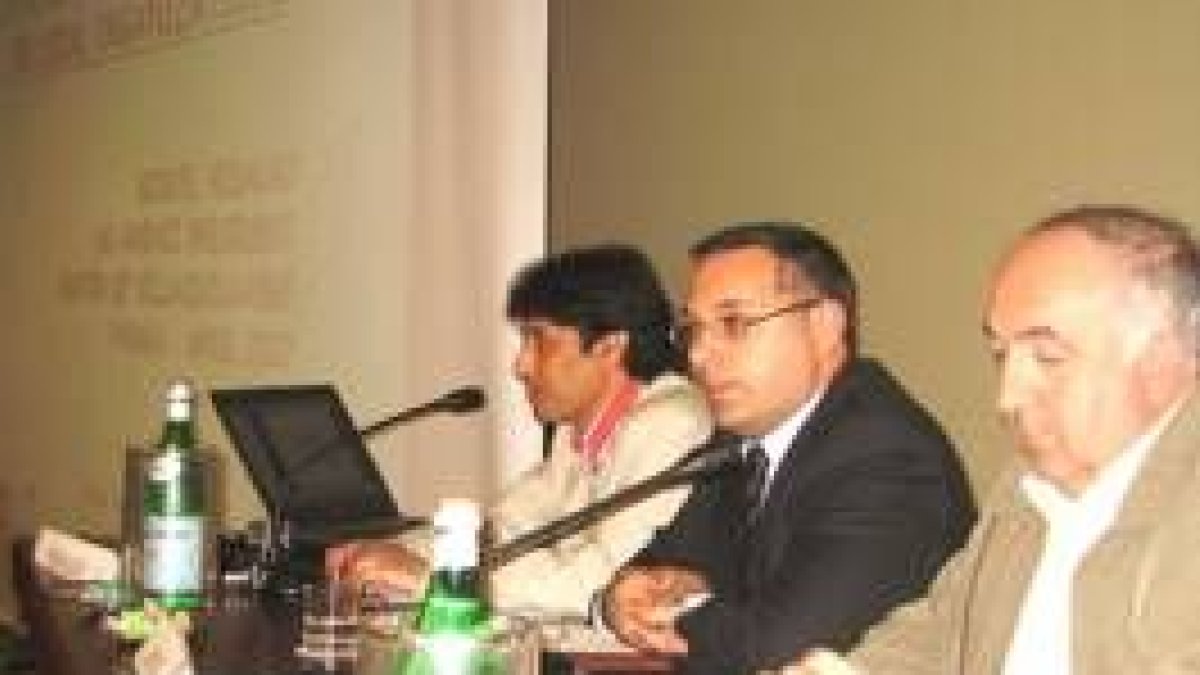 El alcalde de Villaquilambre, Miguel Hidalgo, junto a dos participantes en el encuentro de Parma