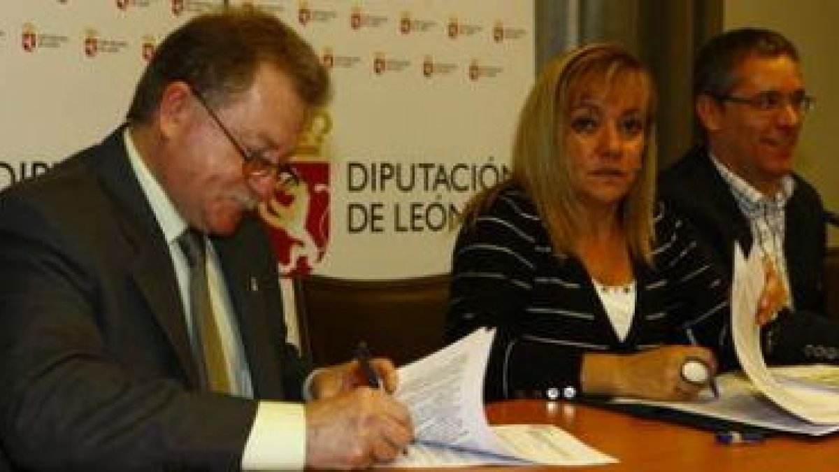 El presidente del Molly Cleba e Isabel Carrasco en el momento de la firma del convenio