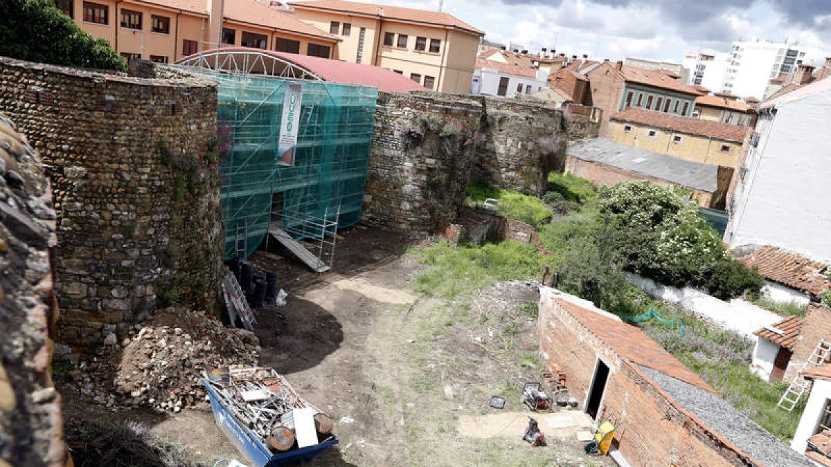 El andamio que acaban de instalar para restaurar este tramo de la muralla en Era del Moro. MARCIANO PÉREZ