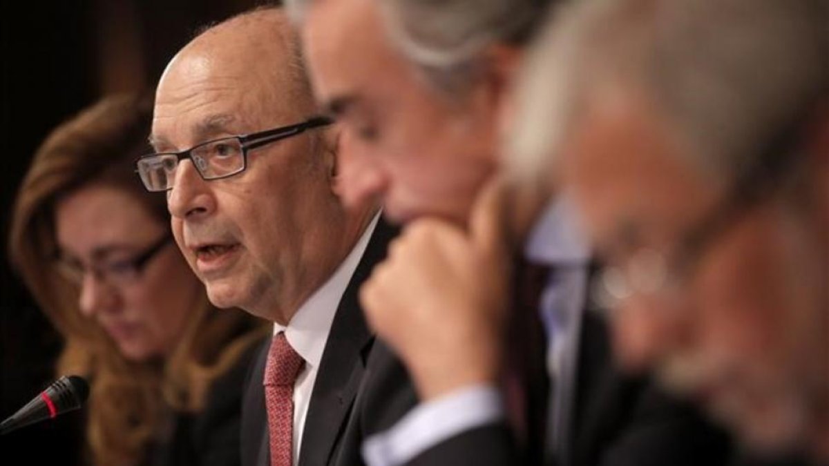 El ministro de Hacienda en funciones, Cristóbal Montoro (segundo por la izquierda), en rueda de prensa para anunciar el déficit del 2015.