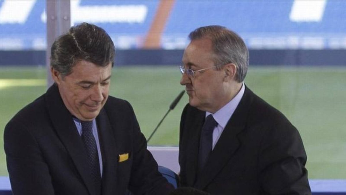 Florentino Pérez, a la derecha, junto a Ignacio González, presidente de la Comunidad de Madrid.