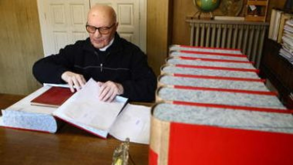 El abad emérito Antonio Viñayo con algunas de las cajas del archivo de Menéndez Pidal.
