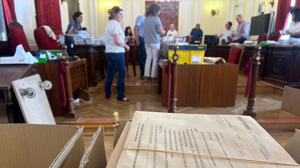 Escrutinio del voto Cera celebrado este viernes en la Junta Electoral Provincial de León. DL