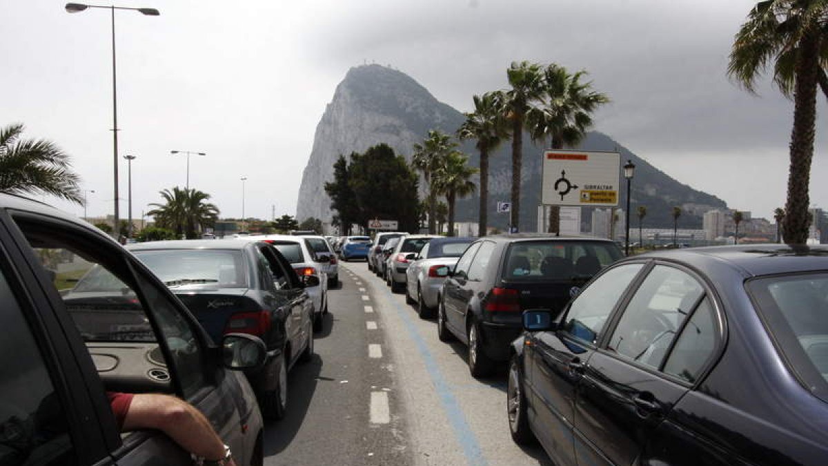 El acceso por carretera a la frontera de Gibraltar desde Algeciras sufrió ayer colas inusuales.