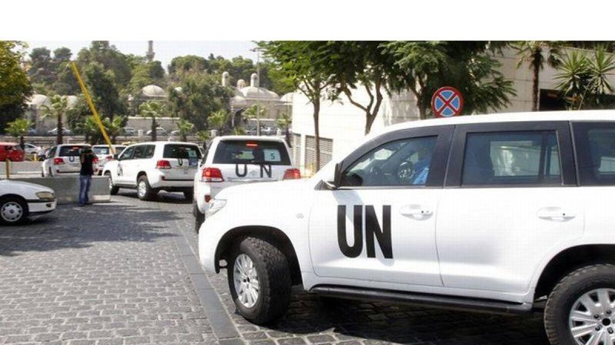 Vehículos de la ONU se dirigen a la zona donde tuvo lugar el supuesto ataque químico, este lunes en Damasco.
