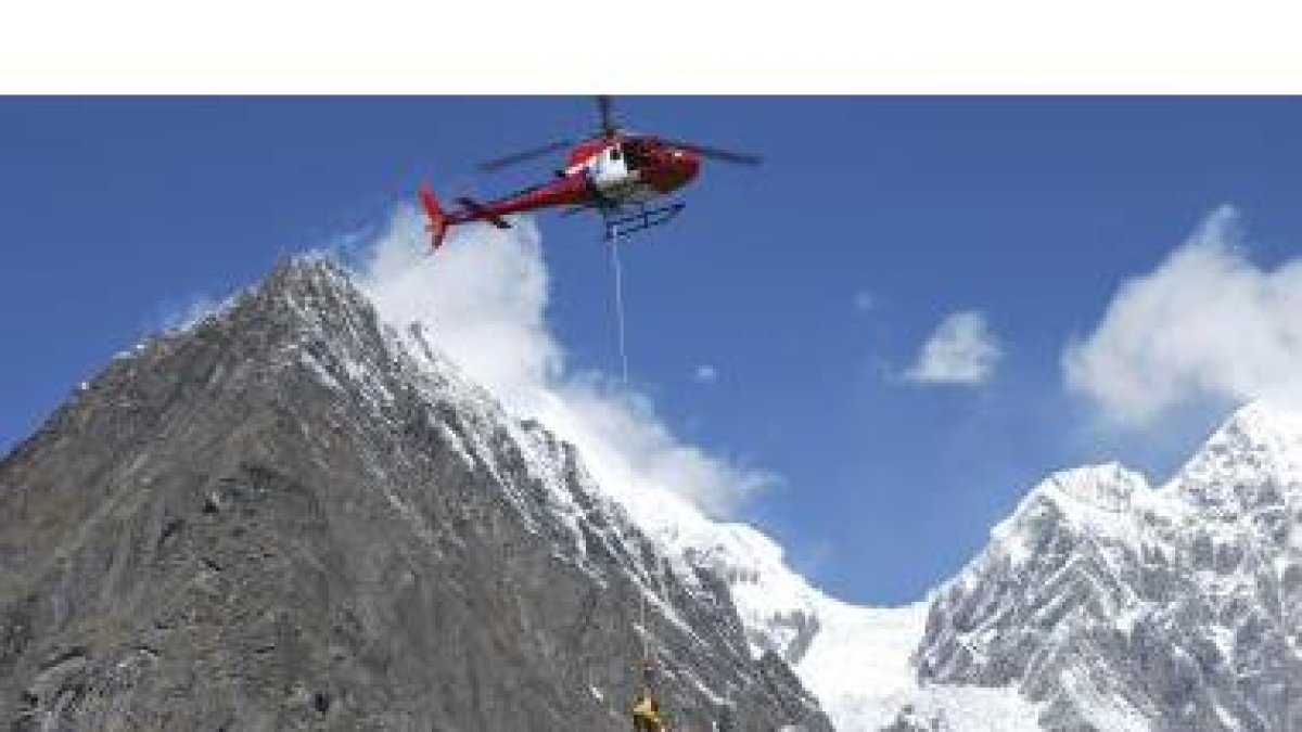 Momento del rescate en el Annapurna de los montañeros españoles Juan Oiarzábal y Carlos Pauner.