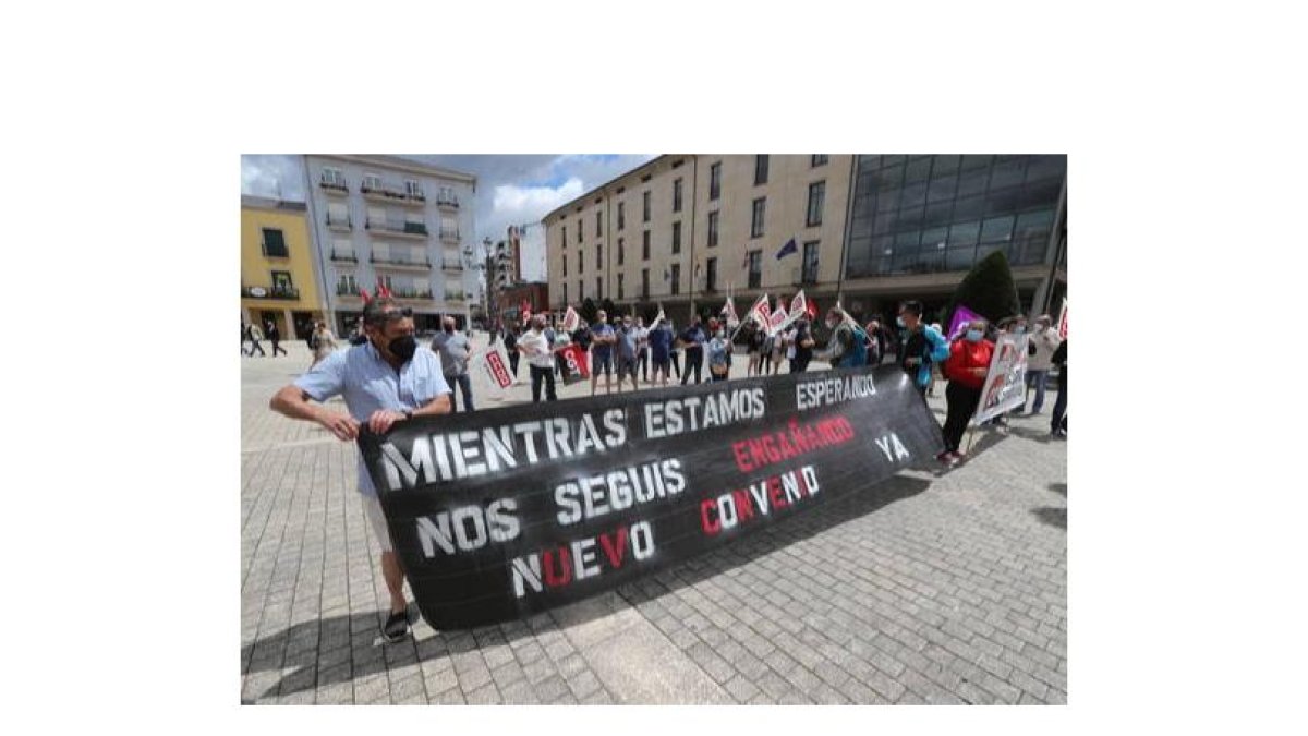 Protesta de trabajadores de la limpieza en Ponferrada. LUIS DE LA MATA