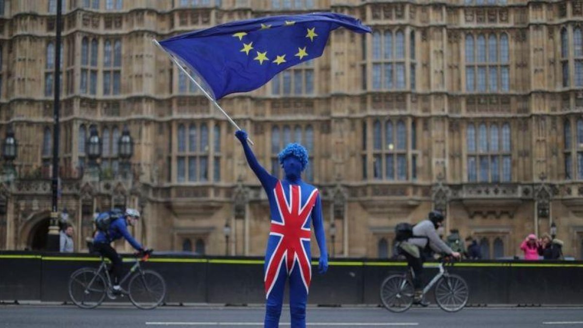Un ciudadano británico contrario al brexit enarbola una bandera de la UE en Londres.