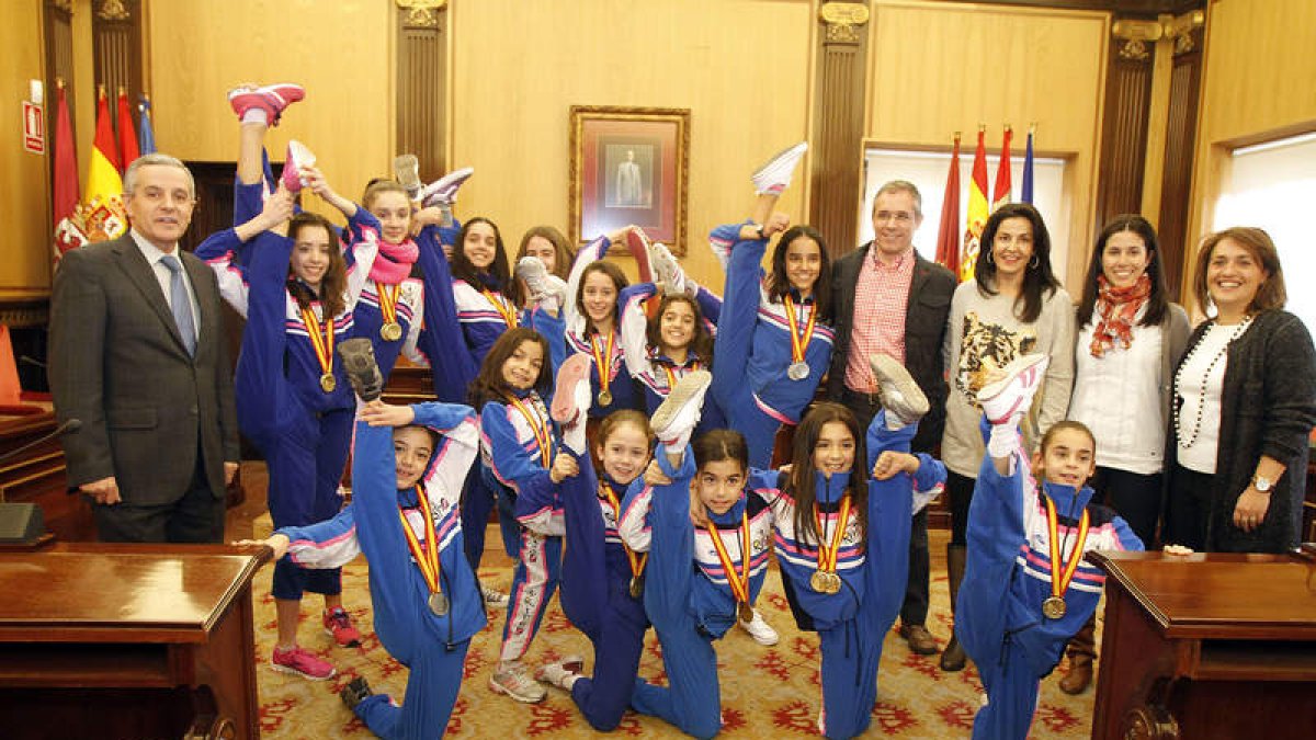 Las gimnastas del Ritmo, junto al alcalde y el concejal.