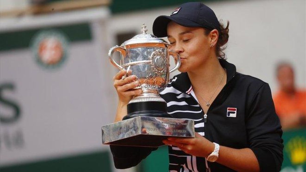 Barty besa la copa de Roland Garros.