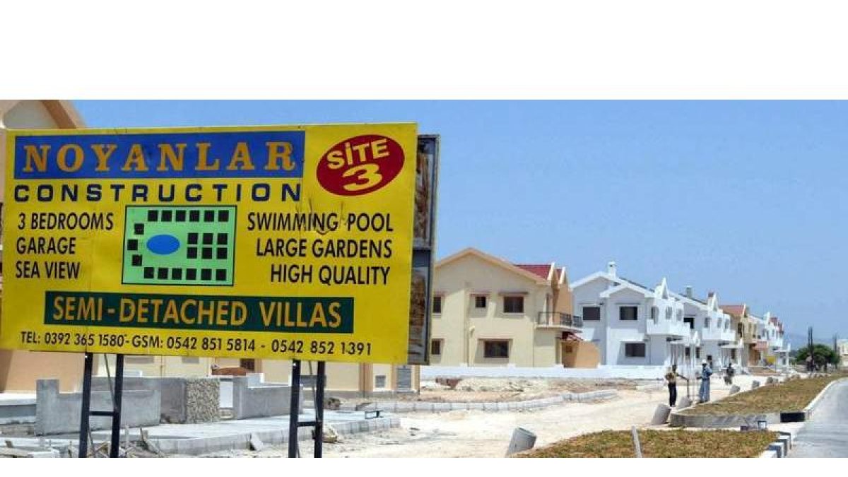 Carteles de la construcción y venta de villas al borde del mar en la costa española. EFE
