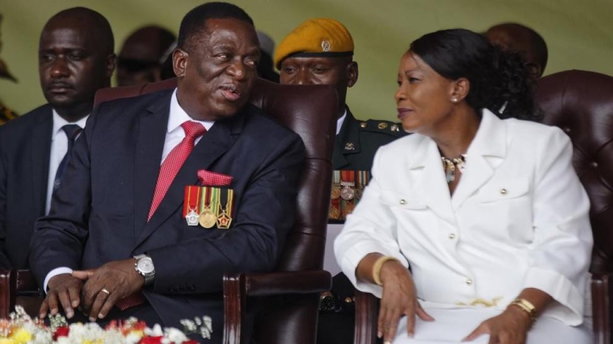 Emmerson Mnangagwa y su esposa, Auxilia, durante la ceremonia de investidura, en Harare (Zimbabue), el 24 de noviembre.