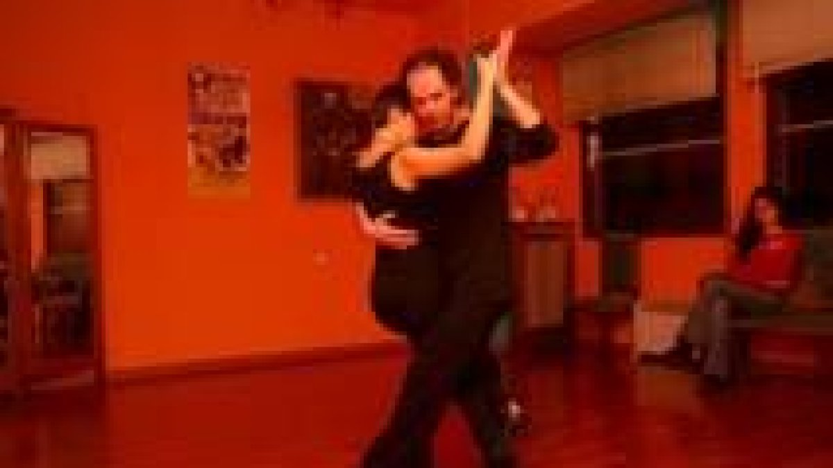 Dos bailarines, practicando pasos de tango