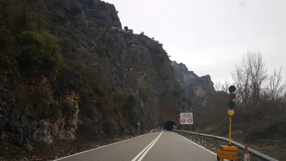 Un semáforo móvil regula el paso en el túnel de Peñarrubia debido a los desprendimientos. DL