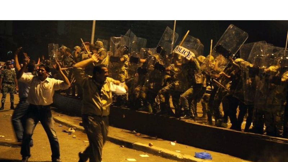 Manifestantes tirando piedras a la policía en la plaza Tahrir, hoy