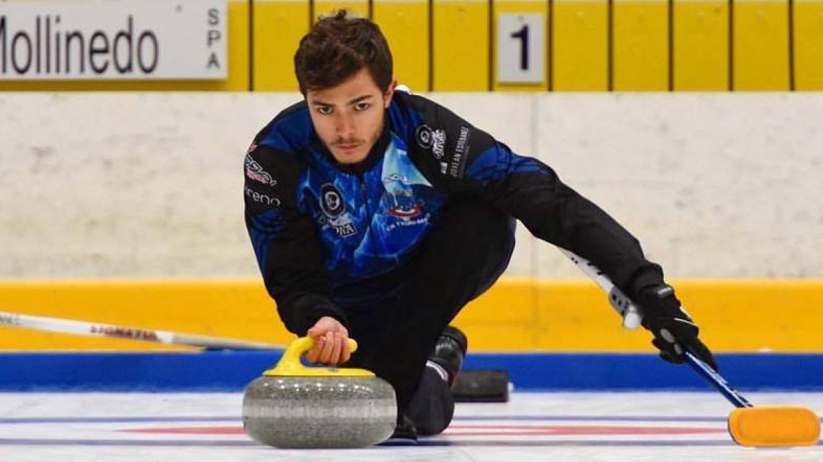 Eduardo de Paz sumó en Suiza junto al Txuri Berri un nuevo éxito para el curling español. DL