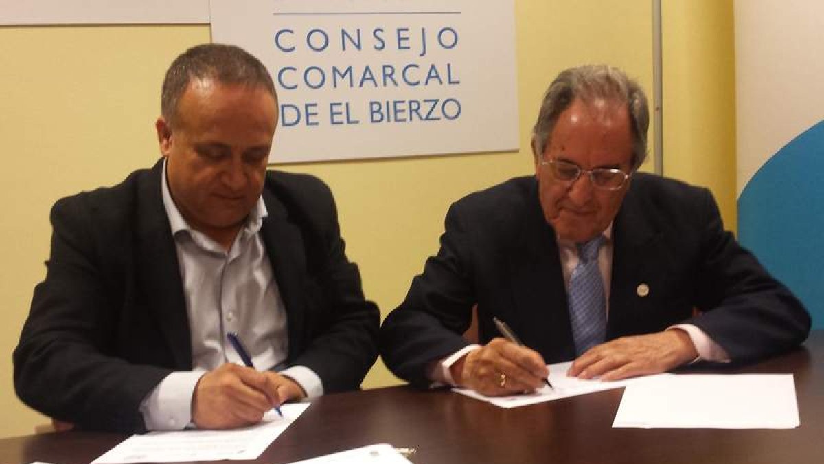 Gerardo Álvarez Courel y Damián Tascón firmaron el convenio. DL