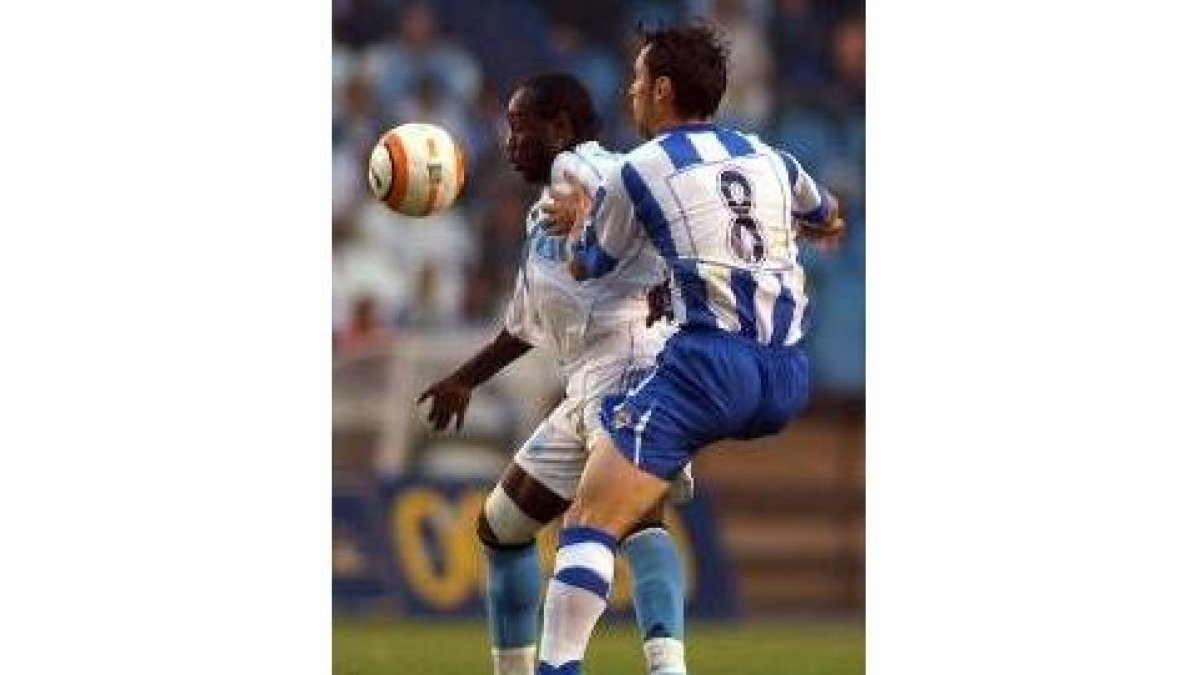 El jugador del Deportivo Sergio lucha por la pelota con Niang Mamadou