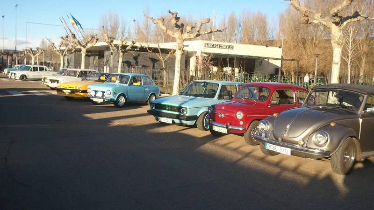 Imagen de algunos de los coches clásicos participantes en la concentración.