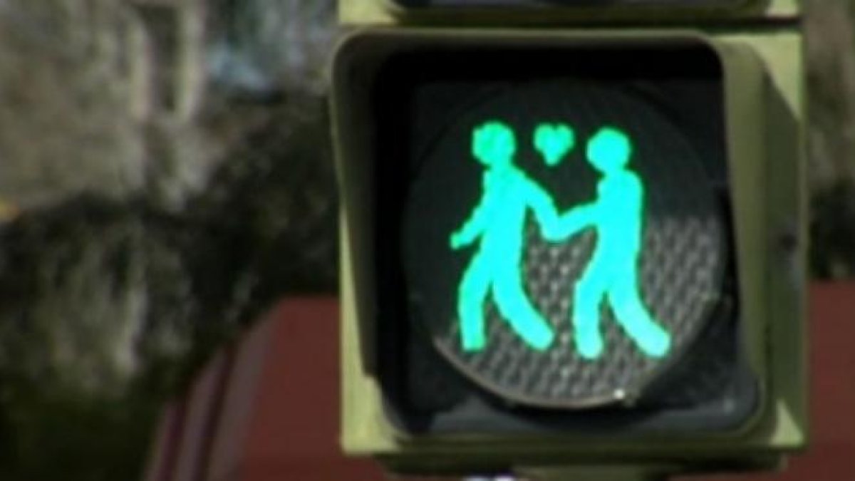 El Ayuntamiento de Madrid ha comenzado a cambiar 288 lentes de semáforos para llevar a la casilla de peatones a mujeres y a parejas, tanto heterosexuales como homosexuales, con motivo del próximo World Pride pero con vocación de permanencia. Se han compra