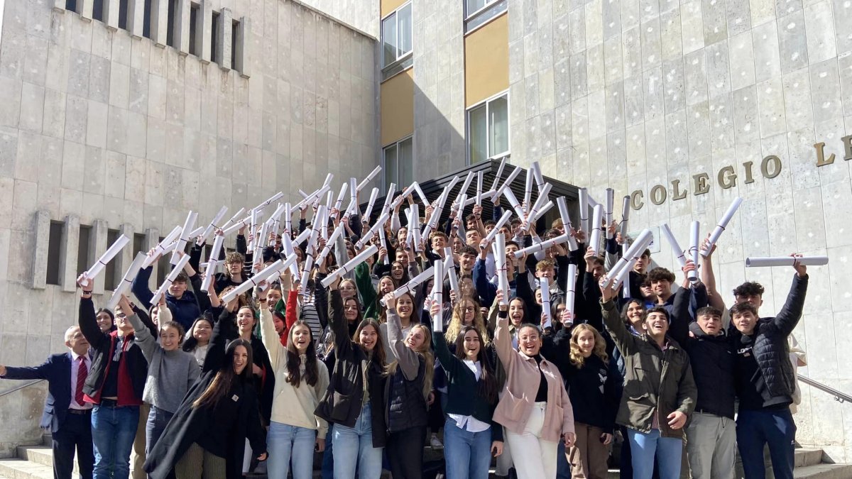 Los alumnos del Leonés a la puerta de su centro con sus diplomas. DL