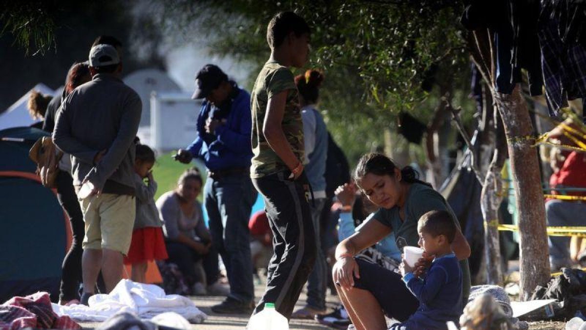 Migrantes permanecen en un albergue de la ciudad de Tijuana. Mexico deporto a 98 migrantes que presuntamente protagonizaron una trifulca al romper un cerco de la Policia Federal en la ciudad de Tijuana con el afan de cruzar la frontera con Estados Unidos.