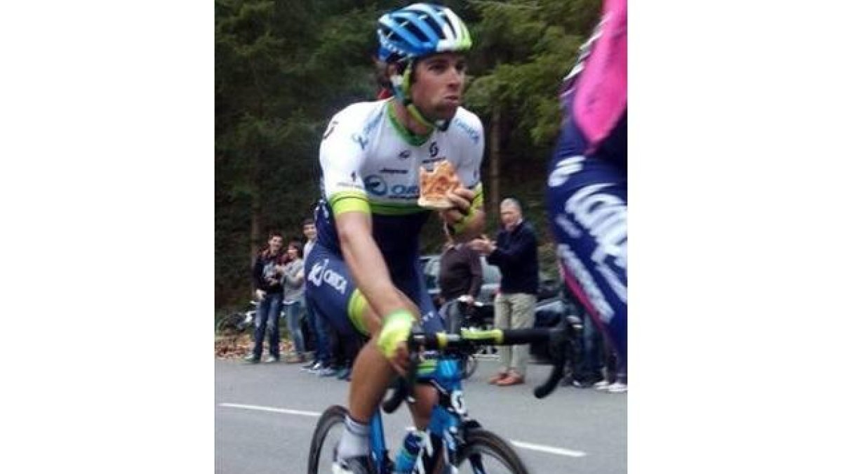 Matthews, con su porción de pizza en plena cuarta etapa de la Vuelta al País Vasco.