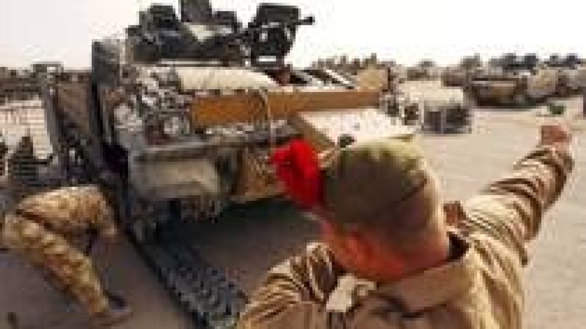 Soldados británicos se preparan para trasladarse a la zona suní de Basora