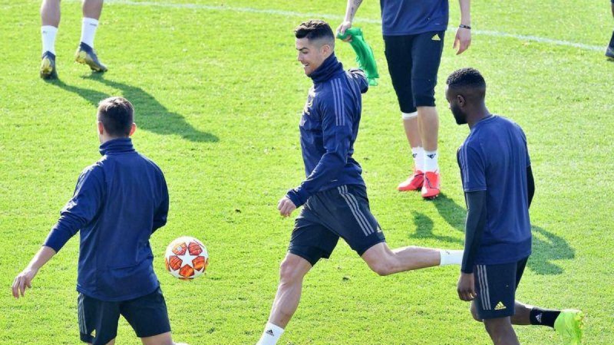 Cristiano Ronaldo, en el centro, durante el último entrenamiento de la Juventus en Turín.