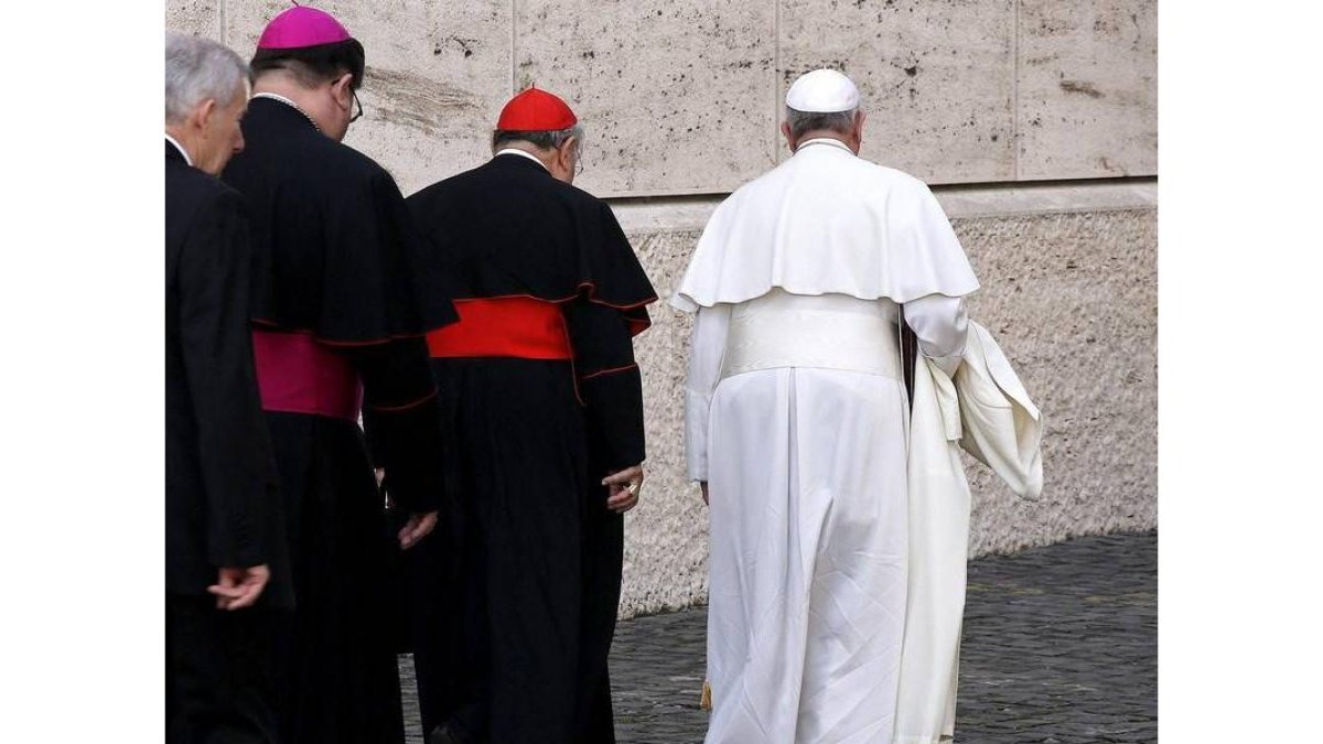 El papa se dirige andando a una reunión hoy en el Vaticano