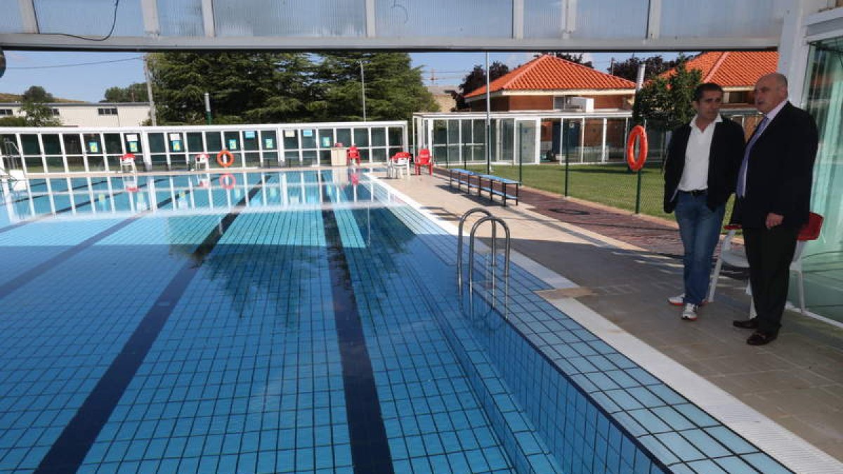 El concejal de Deportes y el alcalde, en la inauguración de las piscinas tras seis meses cerradas
