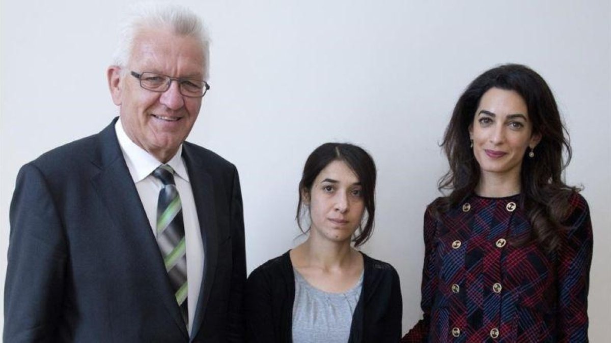 El jefe del Gobierno regional de Baden-Wurttemberg, Winfried Kretschmann, la joven yazidi Nadia Murad y la abogada Amal Clooney, en Stüttgart.