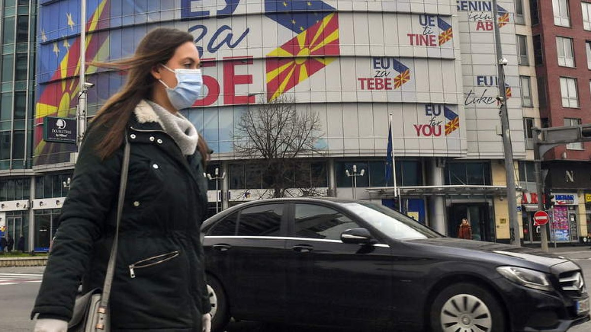 Una ciudadana de Macedonia del Norte acude a su trabajo en la capital del país.