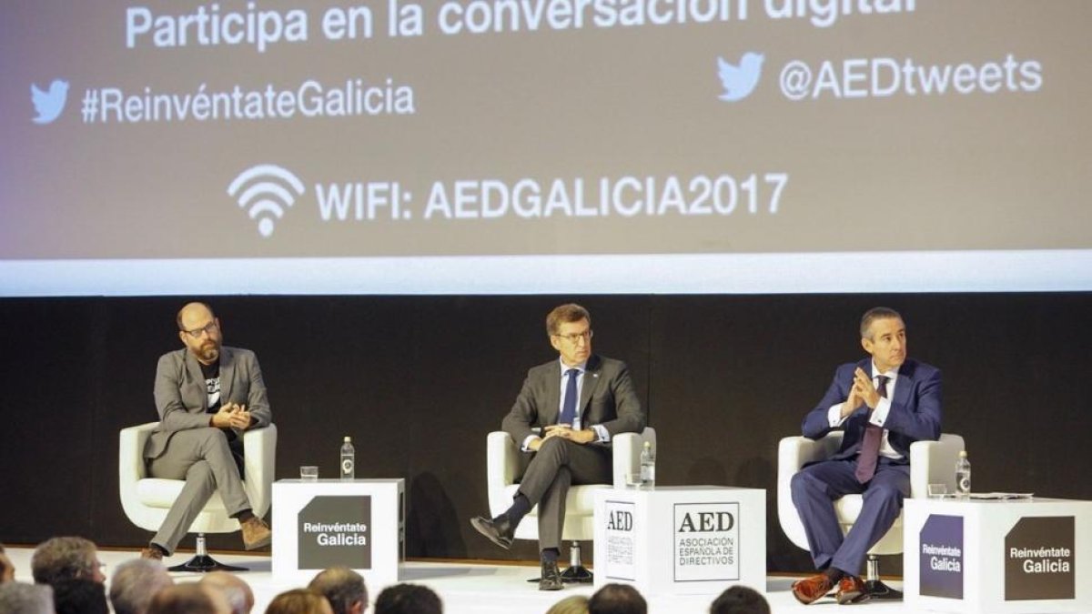 De izquierda a derecha, el alcalde de Santiago, Martiño Noriega; el presidente de la Xunta, Alberto Núñez Feijóo; y el presidente de la Asociación Española de Directivos, Juan Alcaraz.