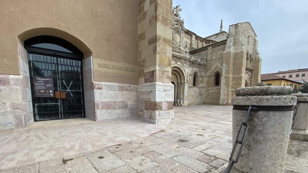 La nueva puerta de acceso al Museo de San Isidoro, en forja de hierro, está aún precintada y hay que entrar por Santo Martino. RAMIRO