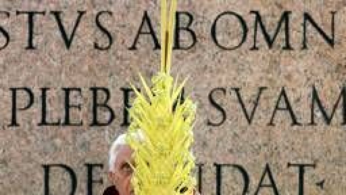 Benedicto XVI sostiene una palma durante la ceremonia