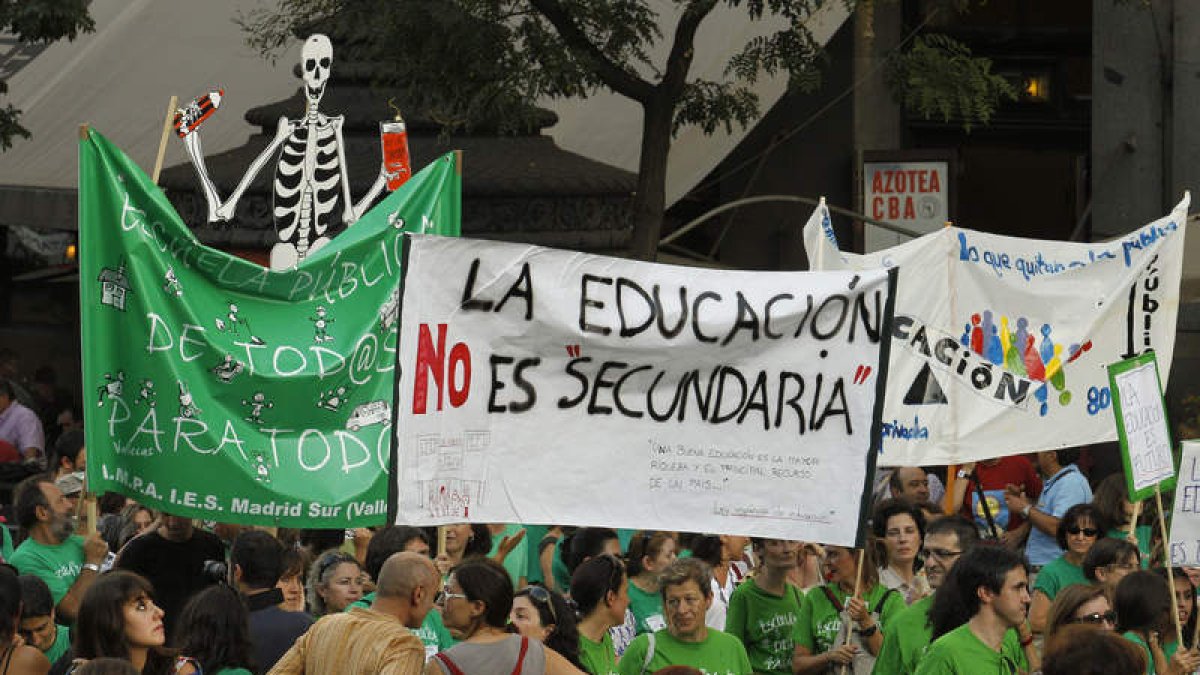 Cientos de personas se manifestaron por Madrid contra los recortes.