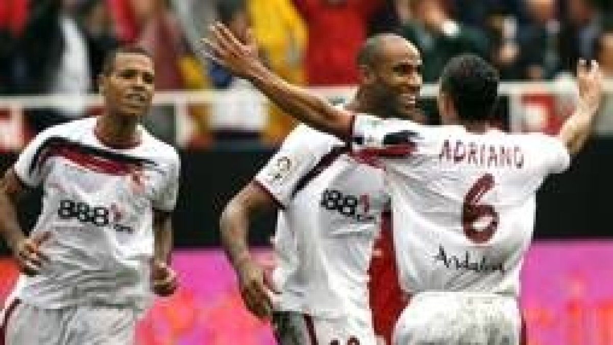 Kanouté celebra con sus compañeros el segundo gol del Sevilla