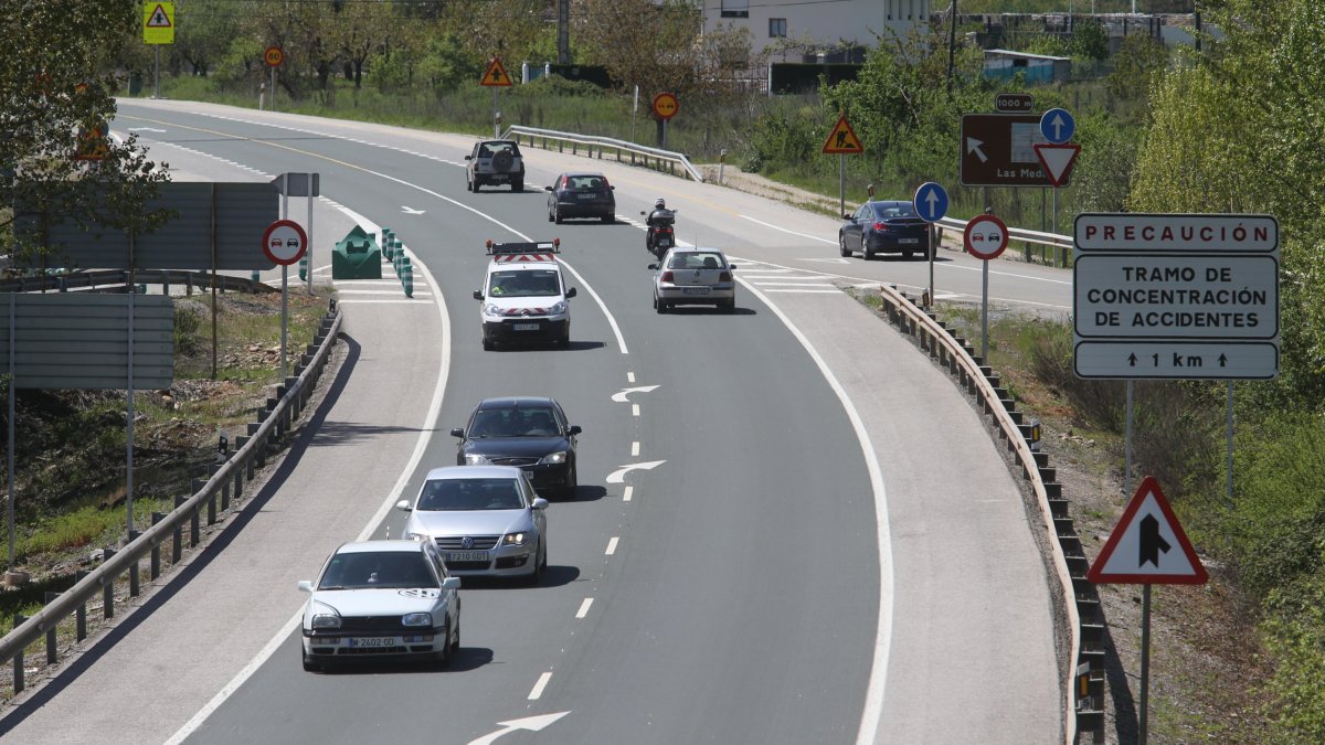 N-120 en el cruce de Villamartin de la Abadia. L. DE LA MATA