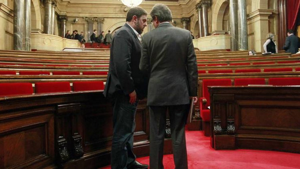 Jonqueras (ERC) y Mas conversan tras la votación.