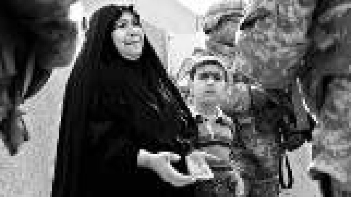 Una mujer iraquí suplica a los soldados para que le devuelvan a su hijo, que ha sido detenido
