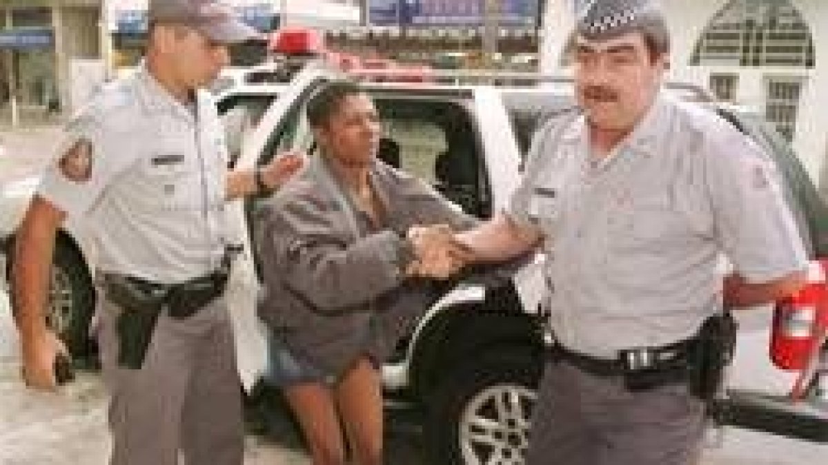 La madre de Robinho ayudada por dos agentes de policía poco después de ser liberada por sus captores