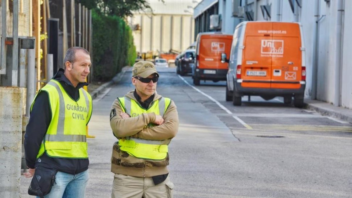 Agentes de la Guardia Civl en la sede de Unipost en LHospitalet el pasado mes de septiembre.