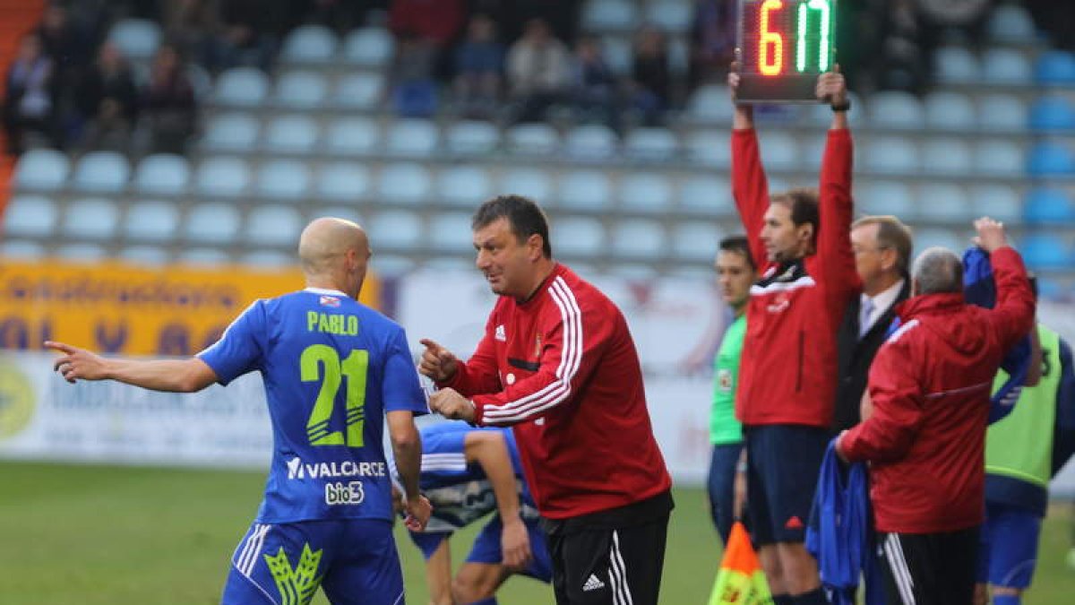 Manolo Díaz da instrucciones a Pablo Infante en el momento en el que se la juega haciendo el doble cambio ofensivo con 1-3 .