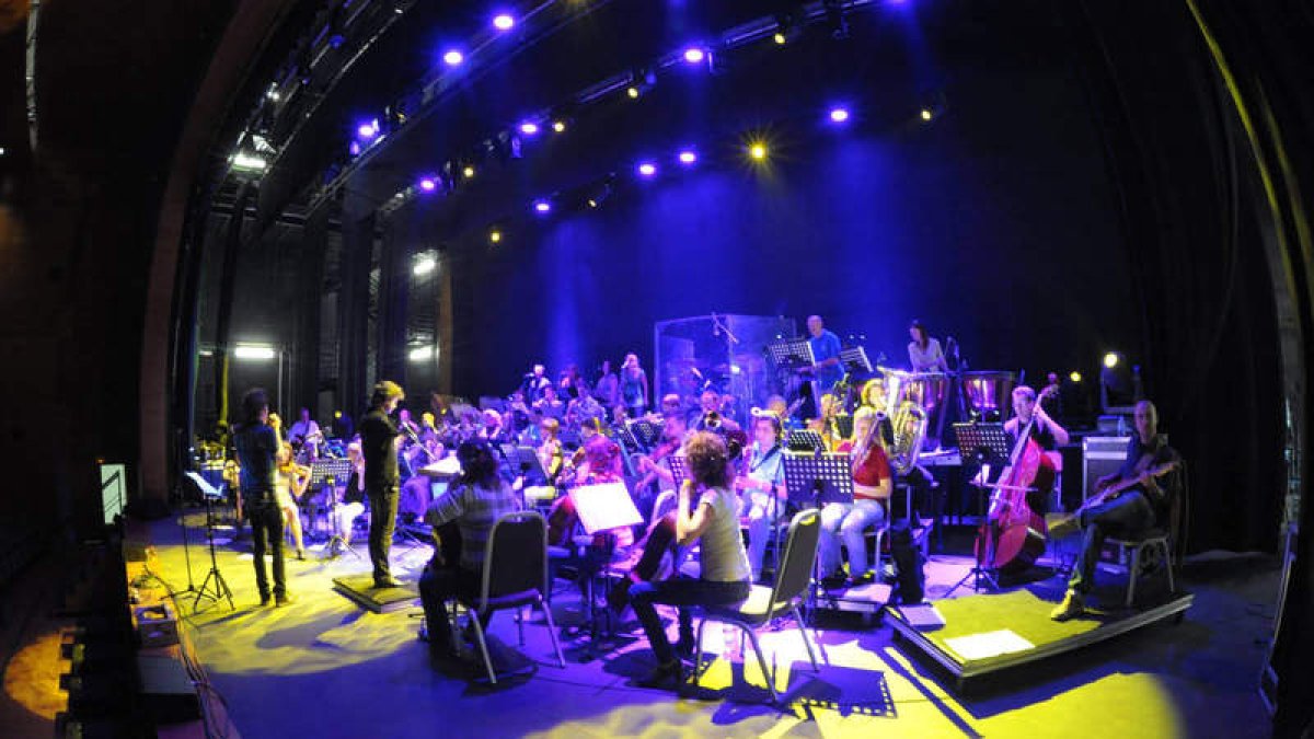Un ensayo del espectáculo Queen Symphonic Rhapsody, que recala hoy en el Auditorio Ciudad de León.
