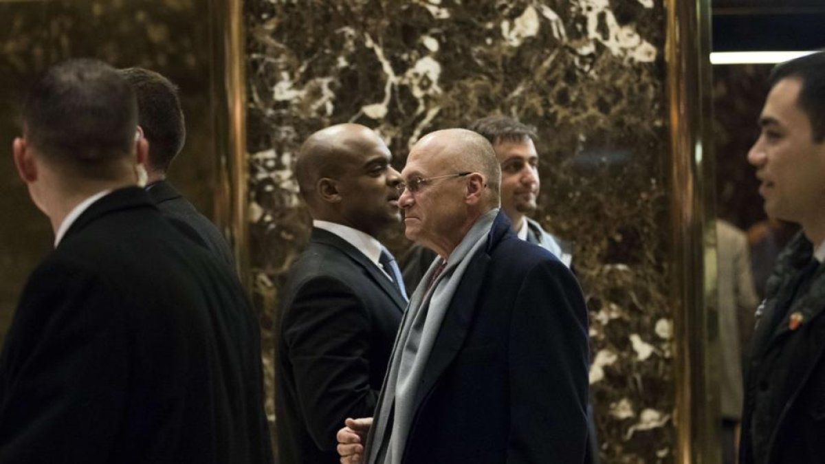 El empresario Andy Puzder sale de la Torre Trump en Nueva York tras reunirse con el presidente electo.