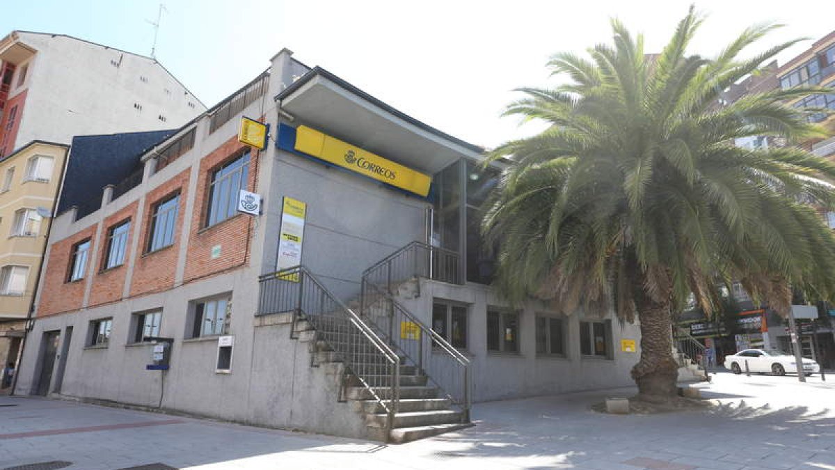Correos invertirá cerca de un millón de euros en modernizar su oficina postal de General Vives. L. D. M.