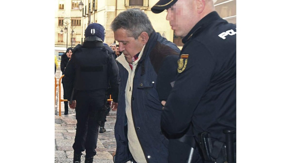 José Ramón Vega, el pasado mes de marzo, a su llegada a la Audiencia Provincial para el juicio. DL